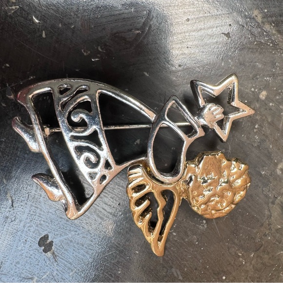 4 Christmas pins - Angel,Snowman,Christmas Tree and a pair of Skates - Picture 5 of 9